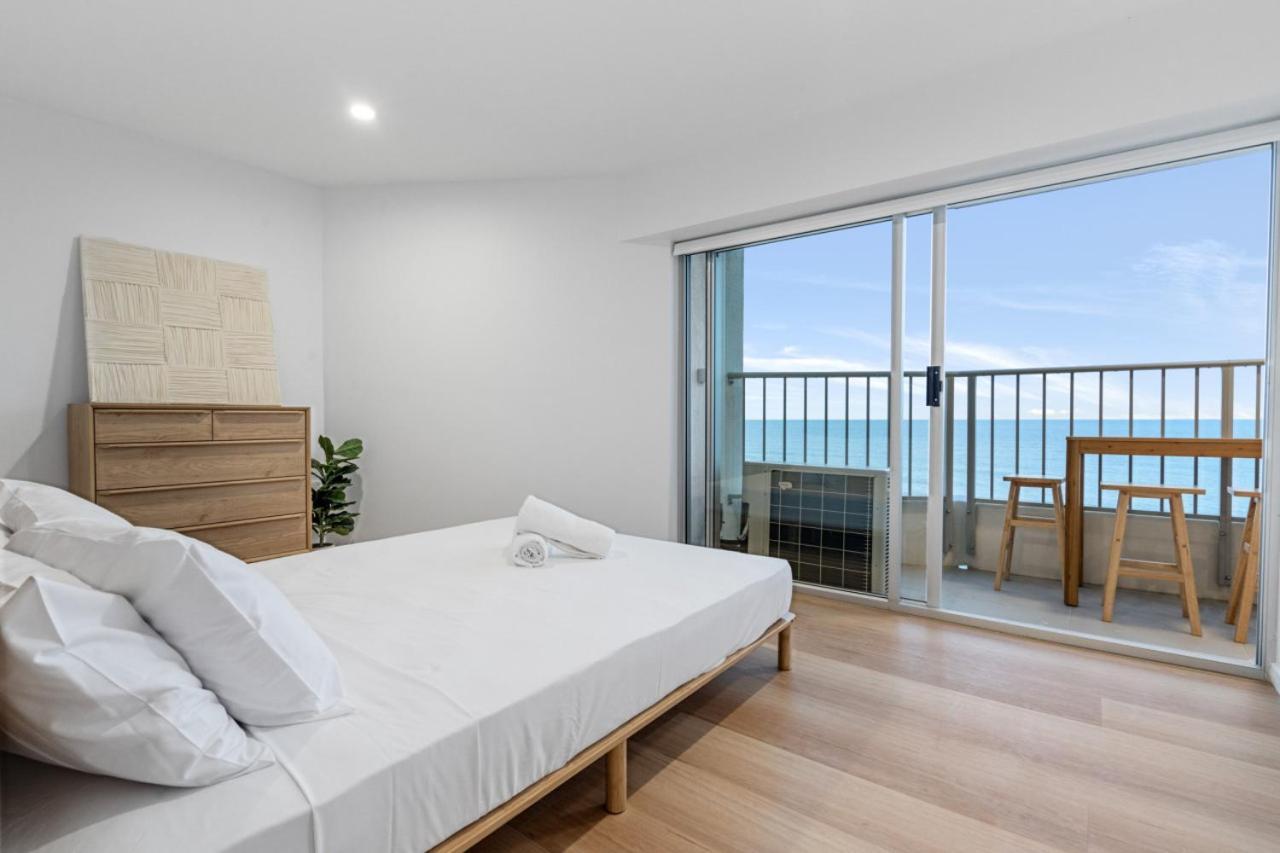 The Coastal - Fully Renovated Front 3br Apartment