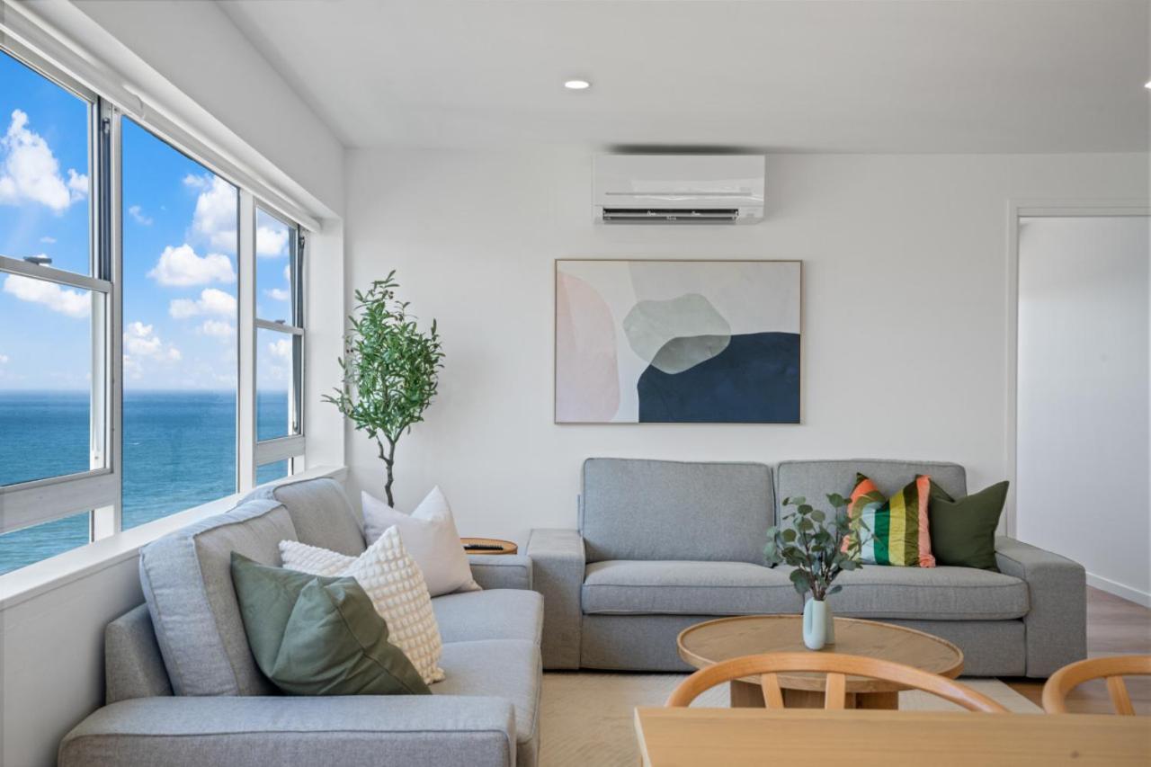 The Coastal - Fully Renovated Front 3br Apartment