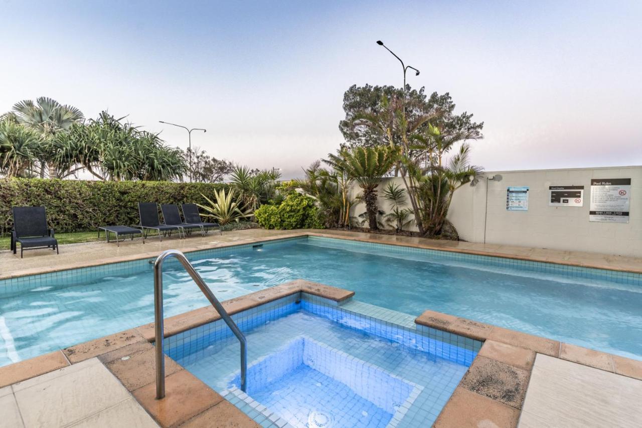 The Coastal - Fully Renovated Front 3br Apartment
